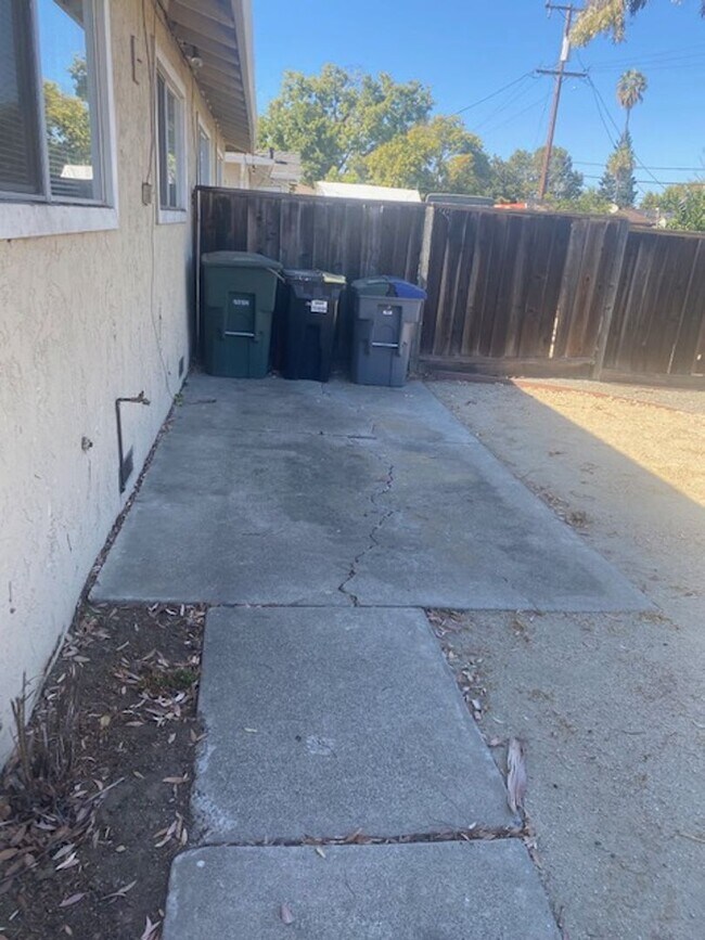 Building Photo - 577 S Eden Ave