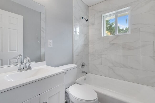 Building Photo - Newly Renovated 2BR/2BA Apartment near Dow...