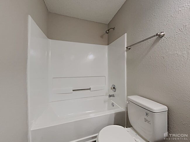 Building Photo - 2255 Westmere Dr