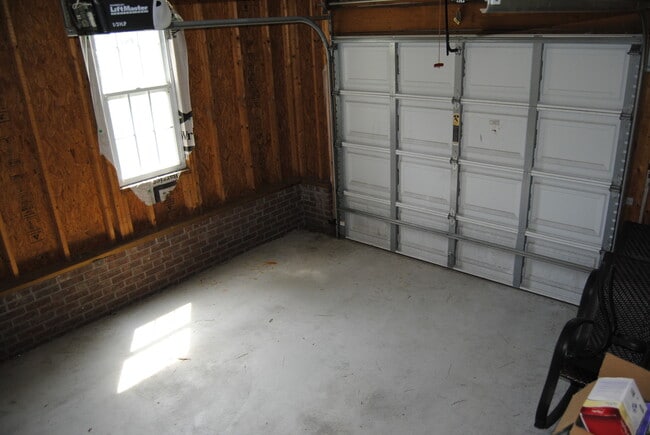 Building Photo - 102 Maryland Dr