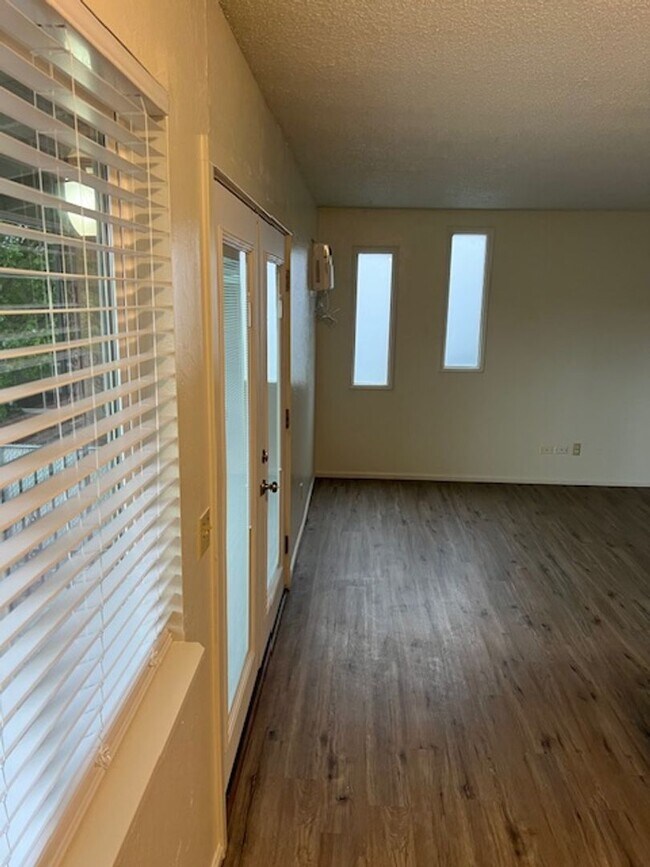 Building Photo - 624 Berrydale Ave
