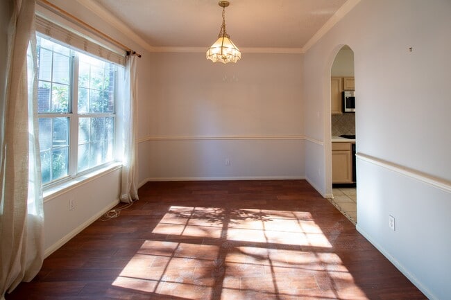 Building Photo - 2111 Grovewood Park