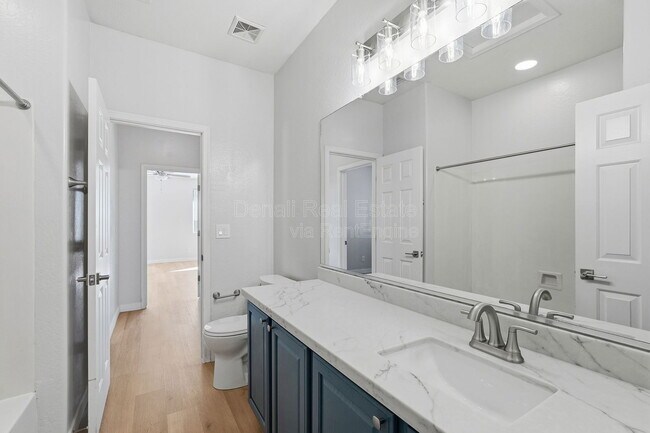 Building Photo - 1711 W Twain Ct