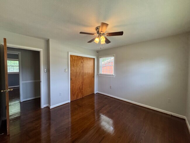 Building Photo - 117 Southerland Dr