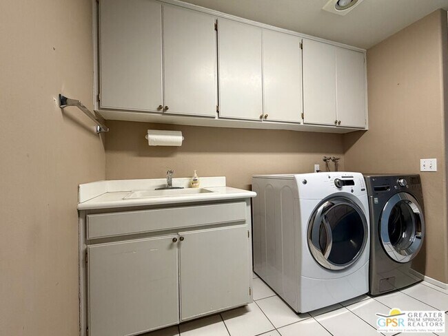 Building Photo - 9939 Vía Real