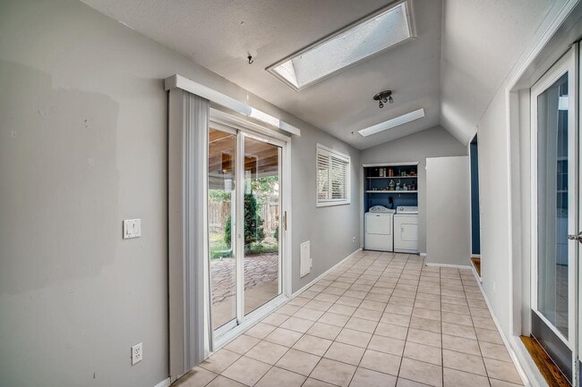 Building Photo - LOCATION LOCATION!!  Local gem in a quiet ...