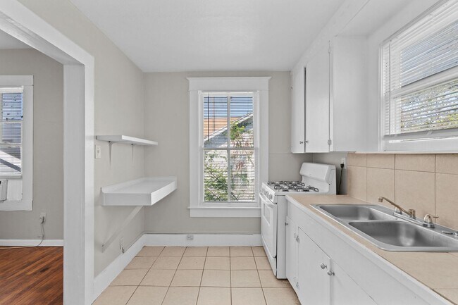 Building Photo - 4020 Avenue O 1/2