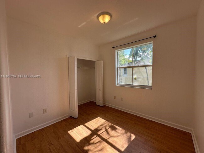 Building Photo - 1568 SE 26th St