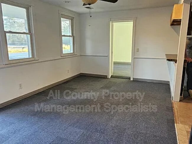 Building Photo - 1301 Pineview Dr