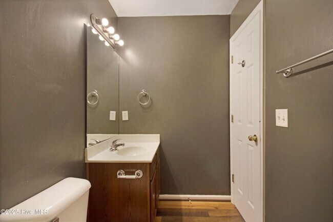 Building Photo - Short Term Townhome Available ASAP!