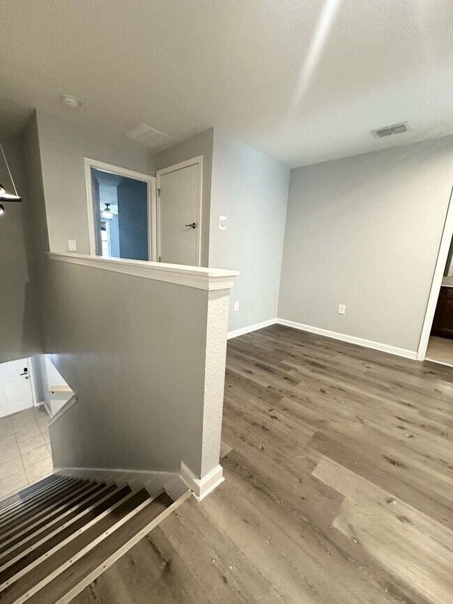 Building Photo - Modern 3-Bedroom Townhome in Gated Communi...