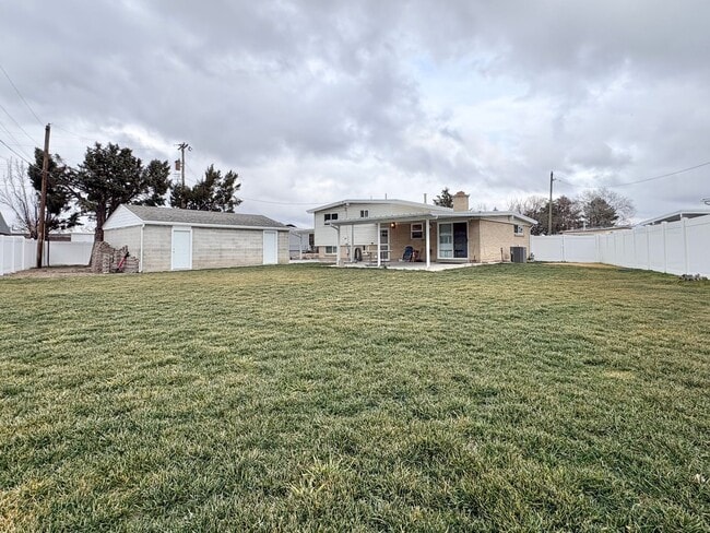 Building Photo - Renovated 3 Bed Home with Huge Yard & 2-Car Garage