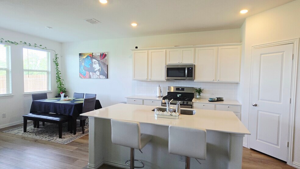 Building Photo - 3321 Kingsdown Dr