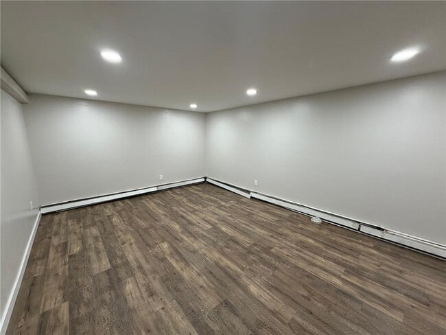 Building Photo - 212 42nd Ave NE