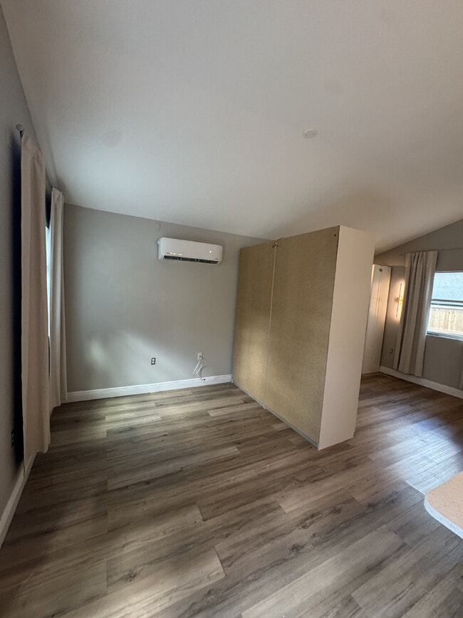 Building Photo - "Charming Studio Retreat in Tampa's Vibran...