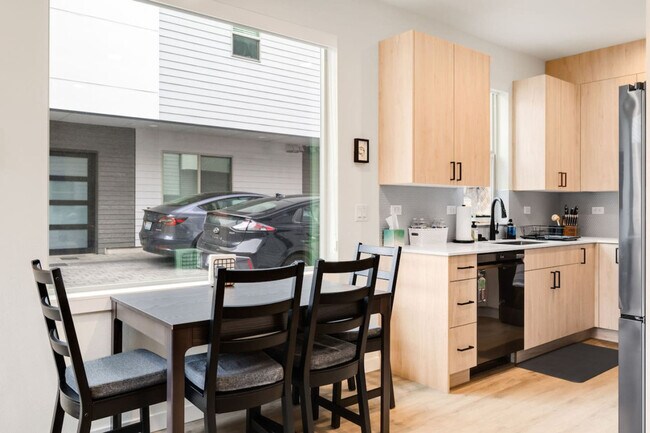 Building Photo - 823 NE 70th St