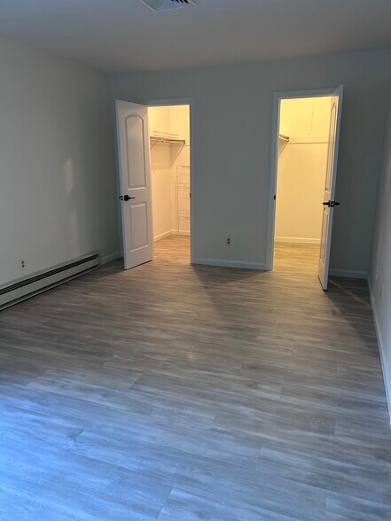 2 Walk in Closets - 10 The Crescent