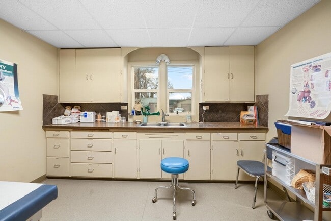 Building Photo - 107 E Holland Ave