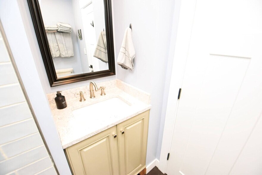 Building Photo - 1012 N Lawrence St