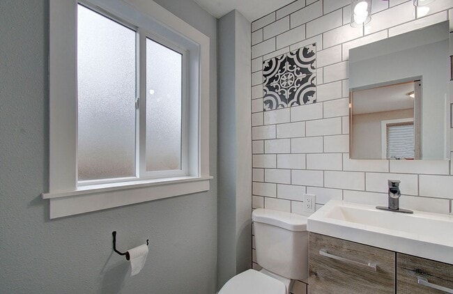 Building Photo - Charming 1+bd, 1ba Bungalow w/ Renovated Attic