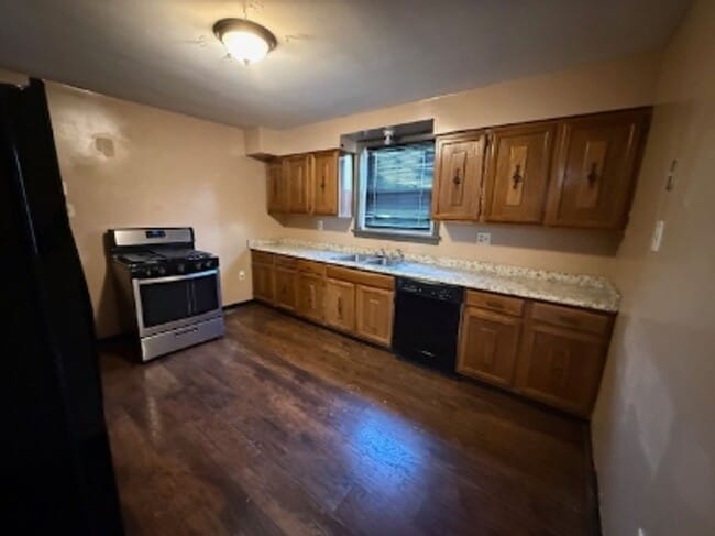 Building Photo - 122 Division St