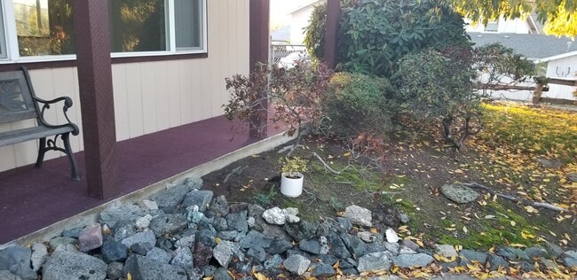 Building Photo - 3 bedroom, 2 bathroom home in well established neighborhood.