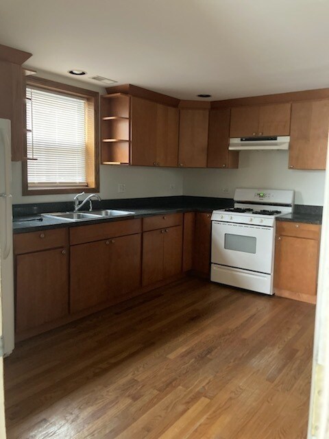 Building Photo - 2423 N Lotus Ave