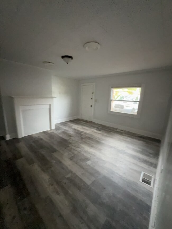 Building Photo - 2 Bedroom 1 Bathroom