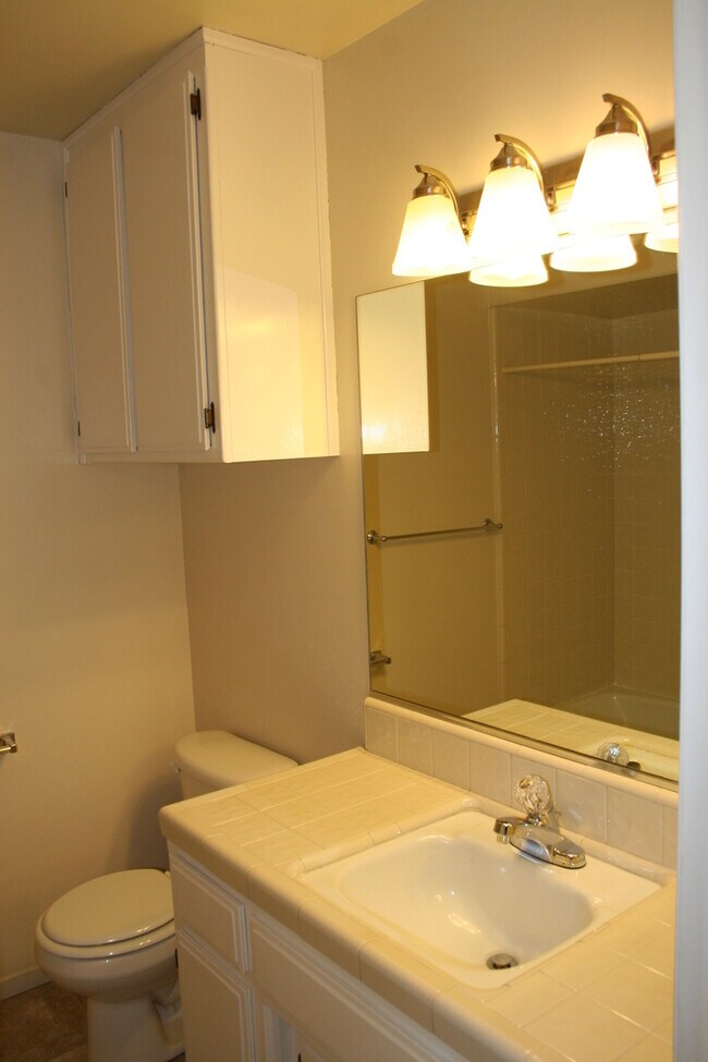 Building Photo - Cute 3 Bed + 2 Bath Home For Rent in Laurelglen Area