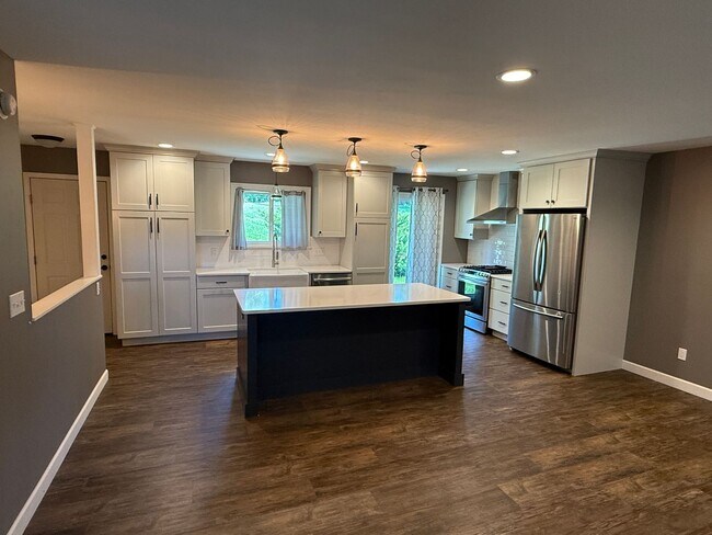 Building Photo - 4 Bedroom 3 Bath Home for Rent