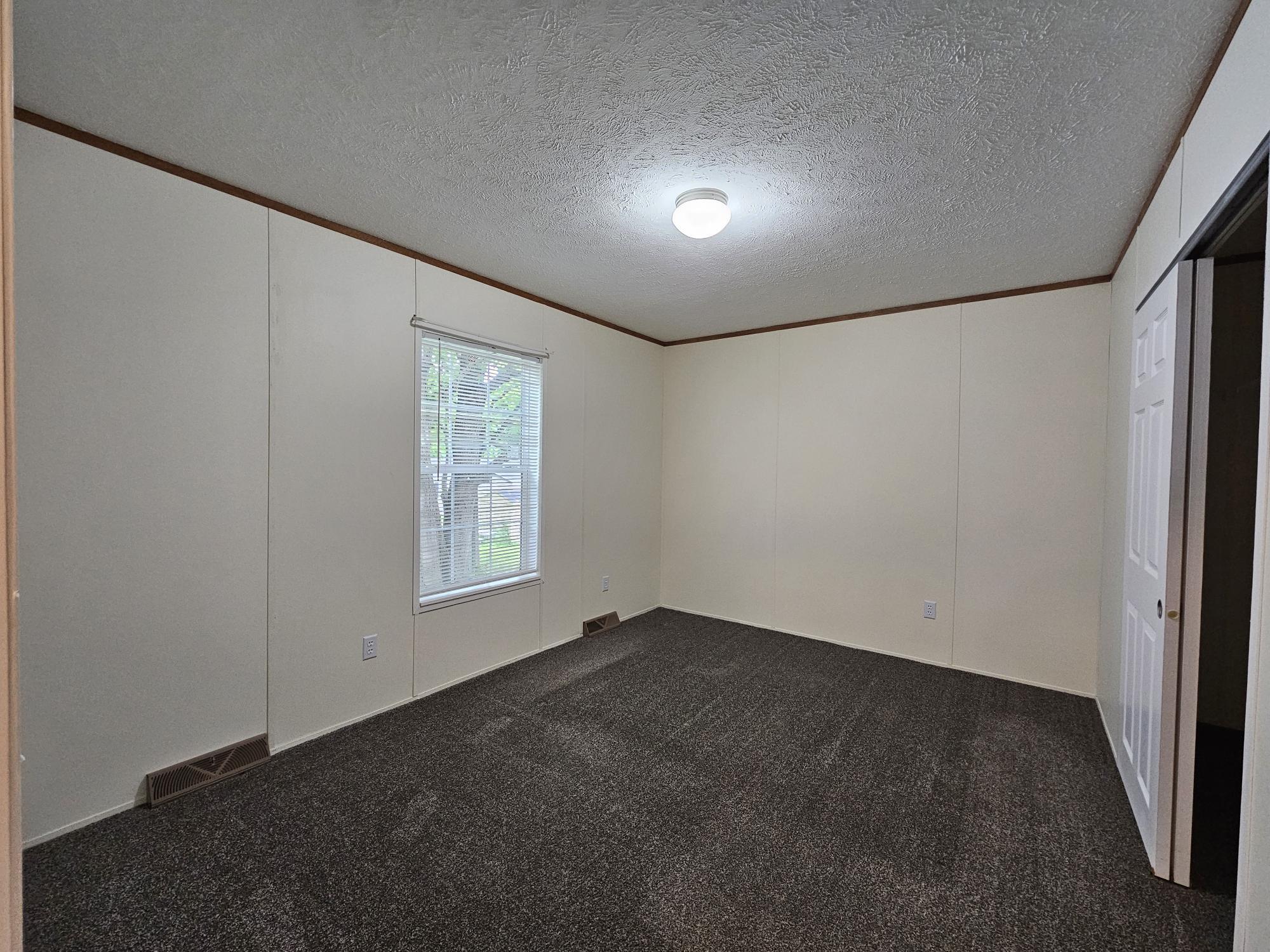 Building Photo - 211 Flower Dr