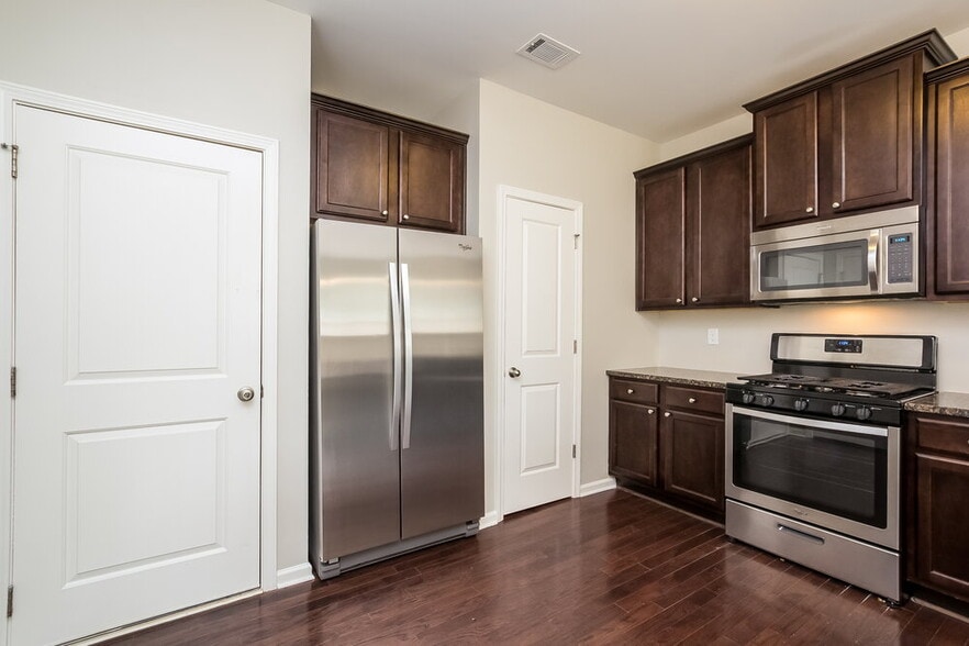 Building Photo - 5051 Saphire Ct