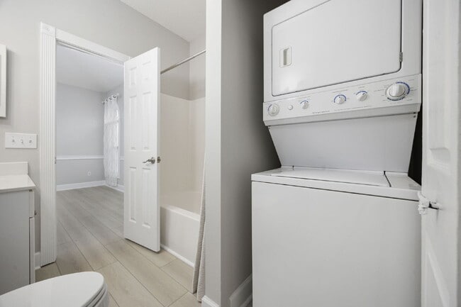 Building Photo - 1 Bedroom Condo in Myrtle Beach with Elevator