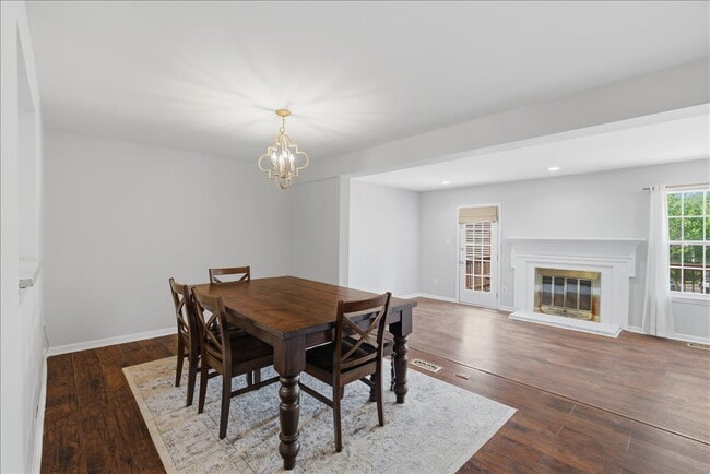 Building Photo - Updated 3BR / 2.5BA Townhome in Summit Chase – Over 1,900 Sq Ft with Deck & Fenced Patio!