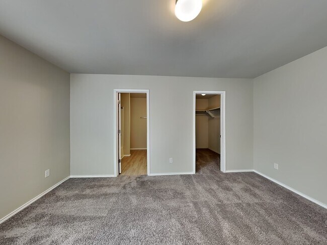 Building Photo - 333 Foxtrot Ter
