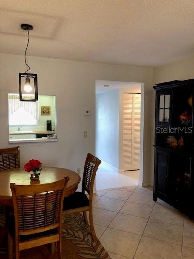 Building Photo - AVAILABLE OFF SEASON FOR $1,800/MO.  LONG ...