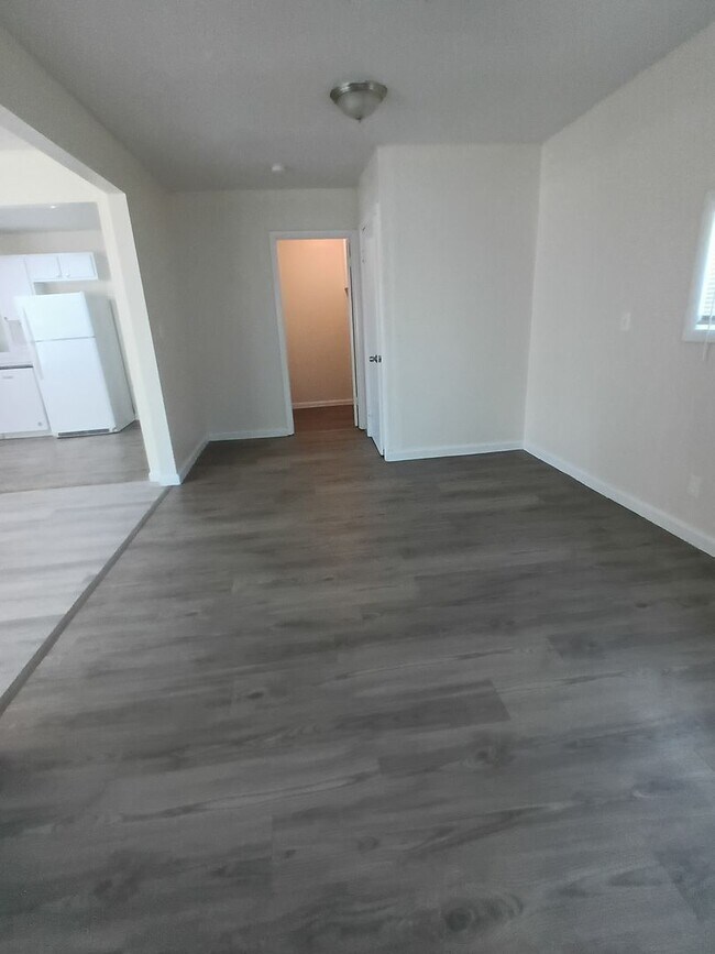 Building Photo - Freshened up ready for new tenants!