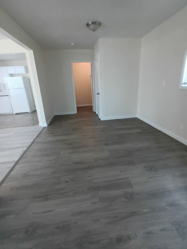 Building Photo - Freshened up ready for new tenants! Section 8 approved