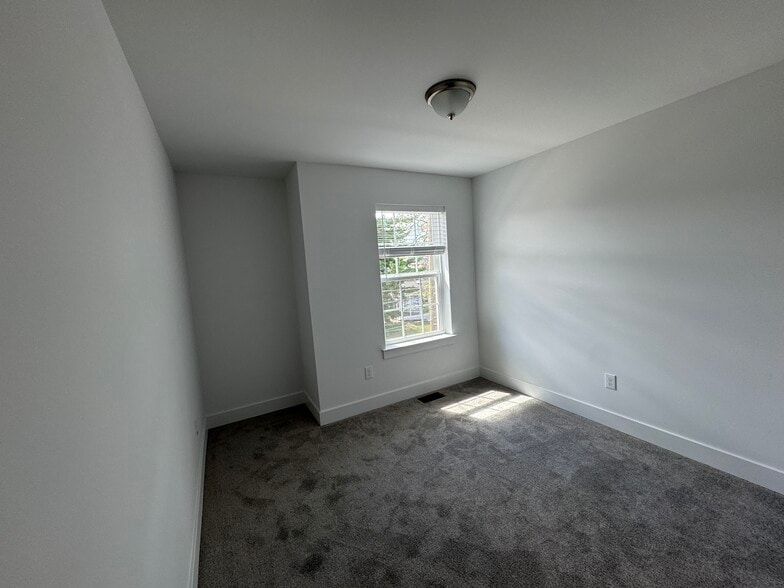 Building Photo - 203 8th St