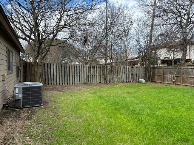 Building Photo - CUTE 3 BEDROOM 2 BATH IN NORTHSIDE ISD