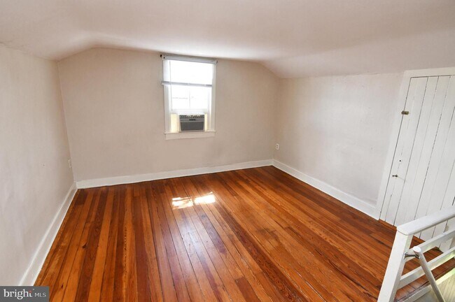 Building Photo - 122 E Monmouth St