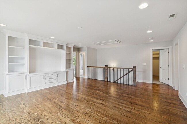 Building Photo - 2310 Vaulx Ln