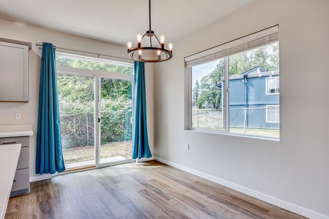 Building Photo - Newer Duplex Bremerton