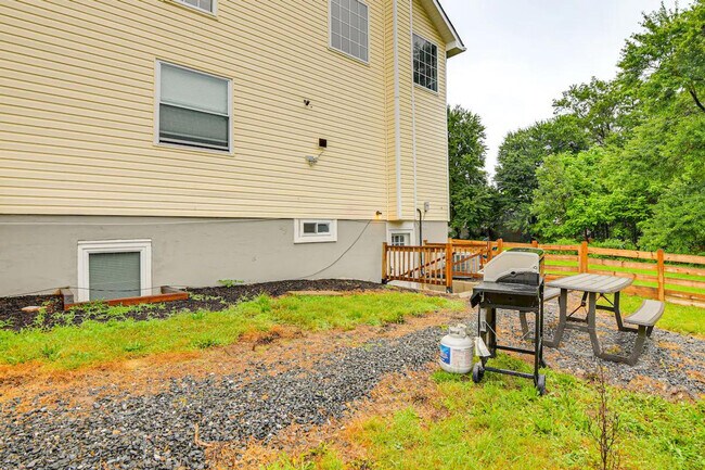 Building Photo - 6604 Oak St