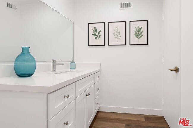 Building Photo - 501 Palisades Dr