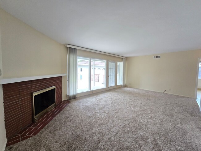 Building Photo - Charming Single Story Home