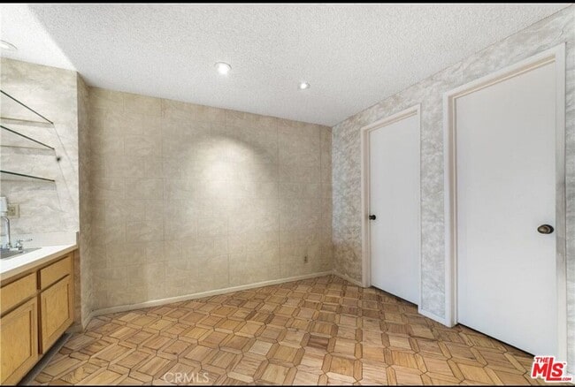 Building Photo - 321 N Oakhurst Dr