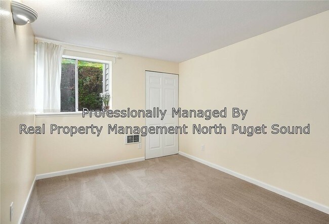 Building Photo - 4717 W Lake Sammamish Pkwy SE