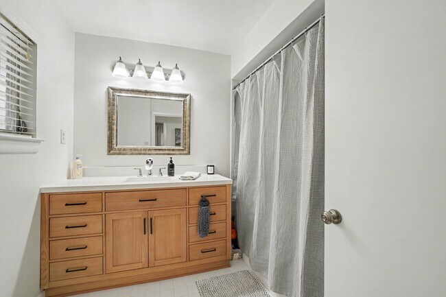 Building Photo - 6267 Chevy Chase Dr