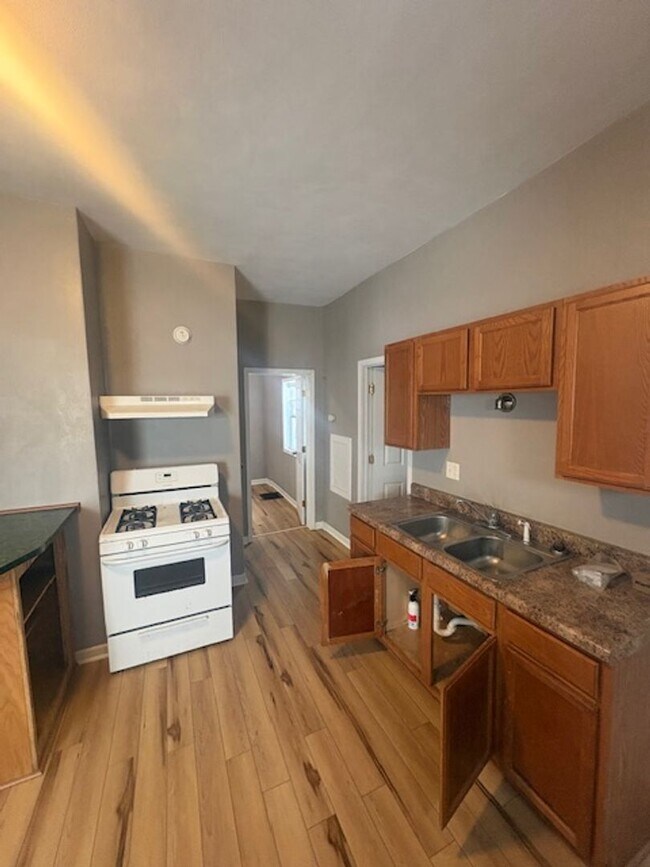 Building Photo - Single Family home with large yard